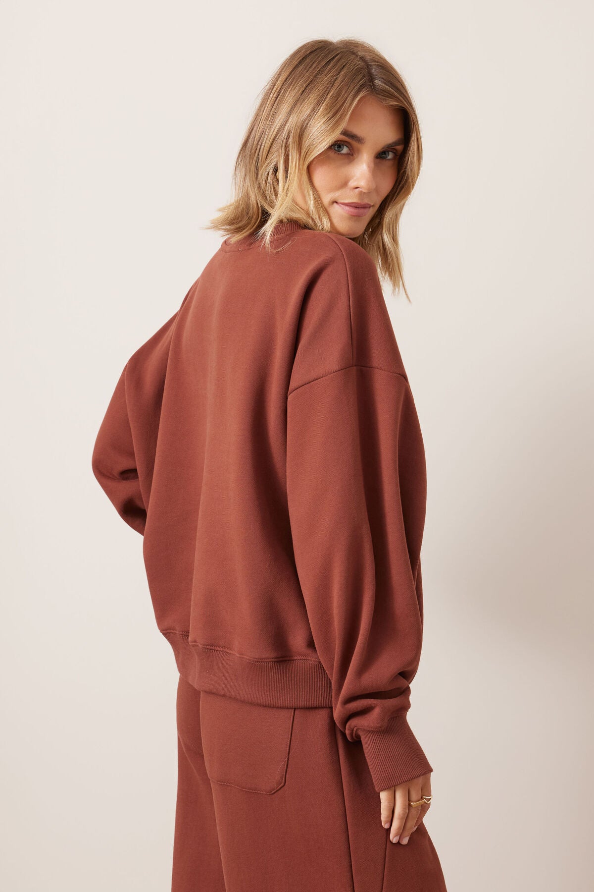 QUINN SLOUCHY CREW BURNT TOFFEE