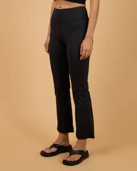 STUDIO CROP FLARE PANT