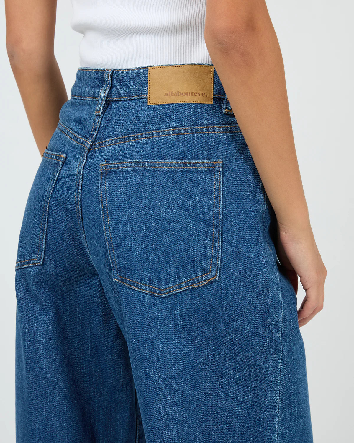 HALLIE BARREL LEG JEAN